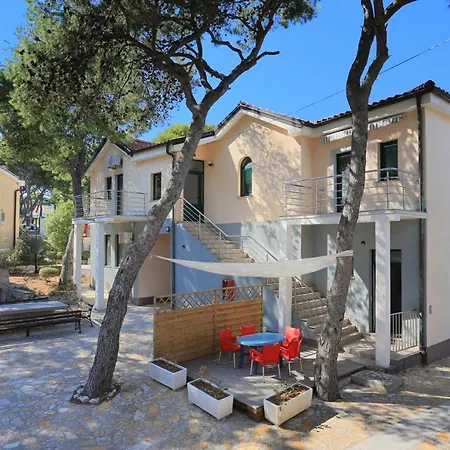 Apartments And Rooms By The Sea Rogoznica - 3266 Guest house