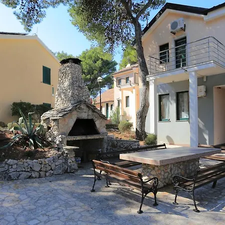 Apartments And Rooms By The Sea Rogoznica - 3266 Guest house 3*