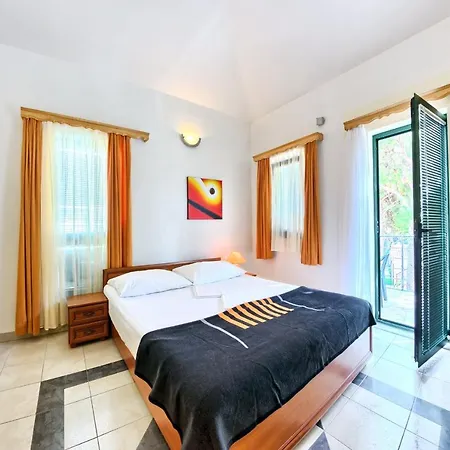 Apartments And Rooms By The Sea Rogoznica - 3266 Guest house