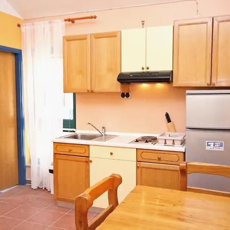 Apartments And Rooms By The Sea Rogoznica - 3266