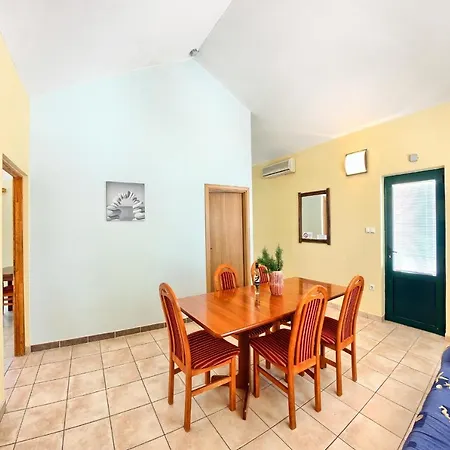 Apartments And Rooms By The Sea Rogoznica - 3266 Guest house