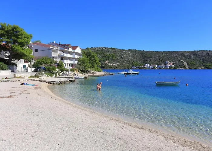 Apartments And Rooms By The Sea Rogoznica - 3266 Guest house