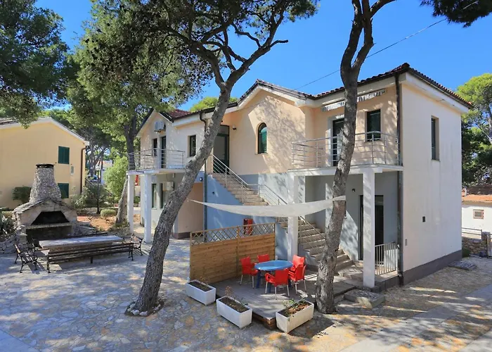 Apartments And Rooms By The Sea Rogoznica - 3266 Guest house