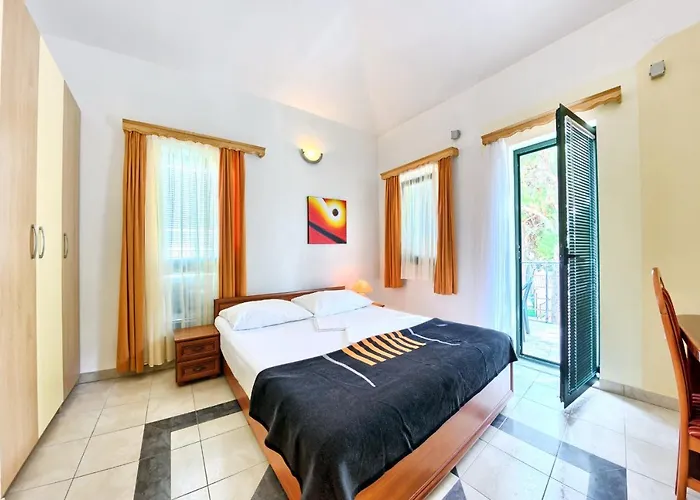 Apartments And Rooms By The Sea Rogoznica - 3266 Guest house