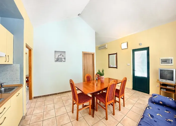 Apartments And Rooms By The Sea Rogoznica - 3266 Guest house