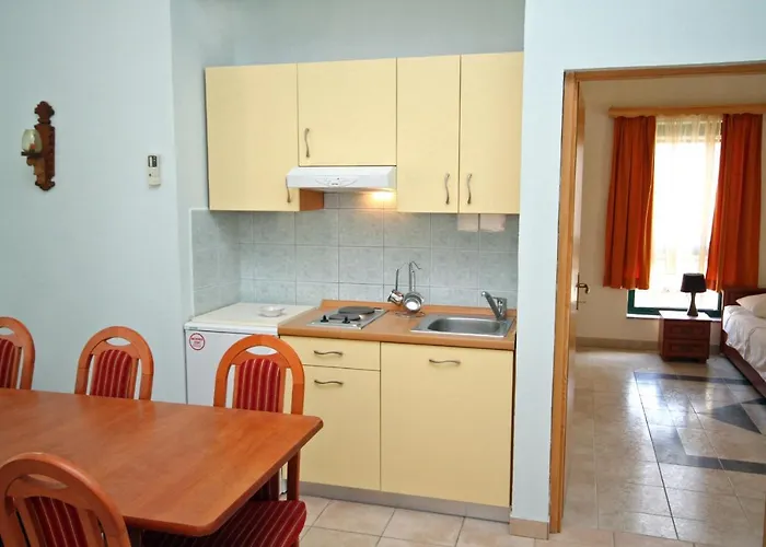 Apartments And Rooms By The Sea Rogoznica - 3266 Guest house