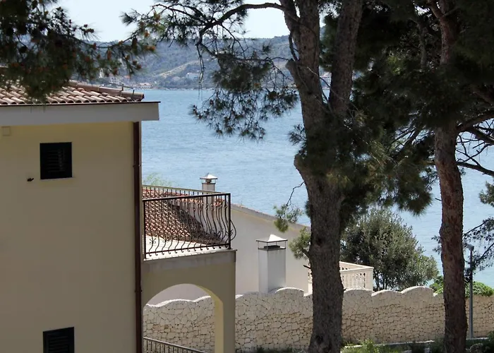 Guest house Apartments And Rooms By The Sea Rogoznica - 3266